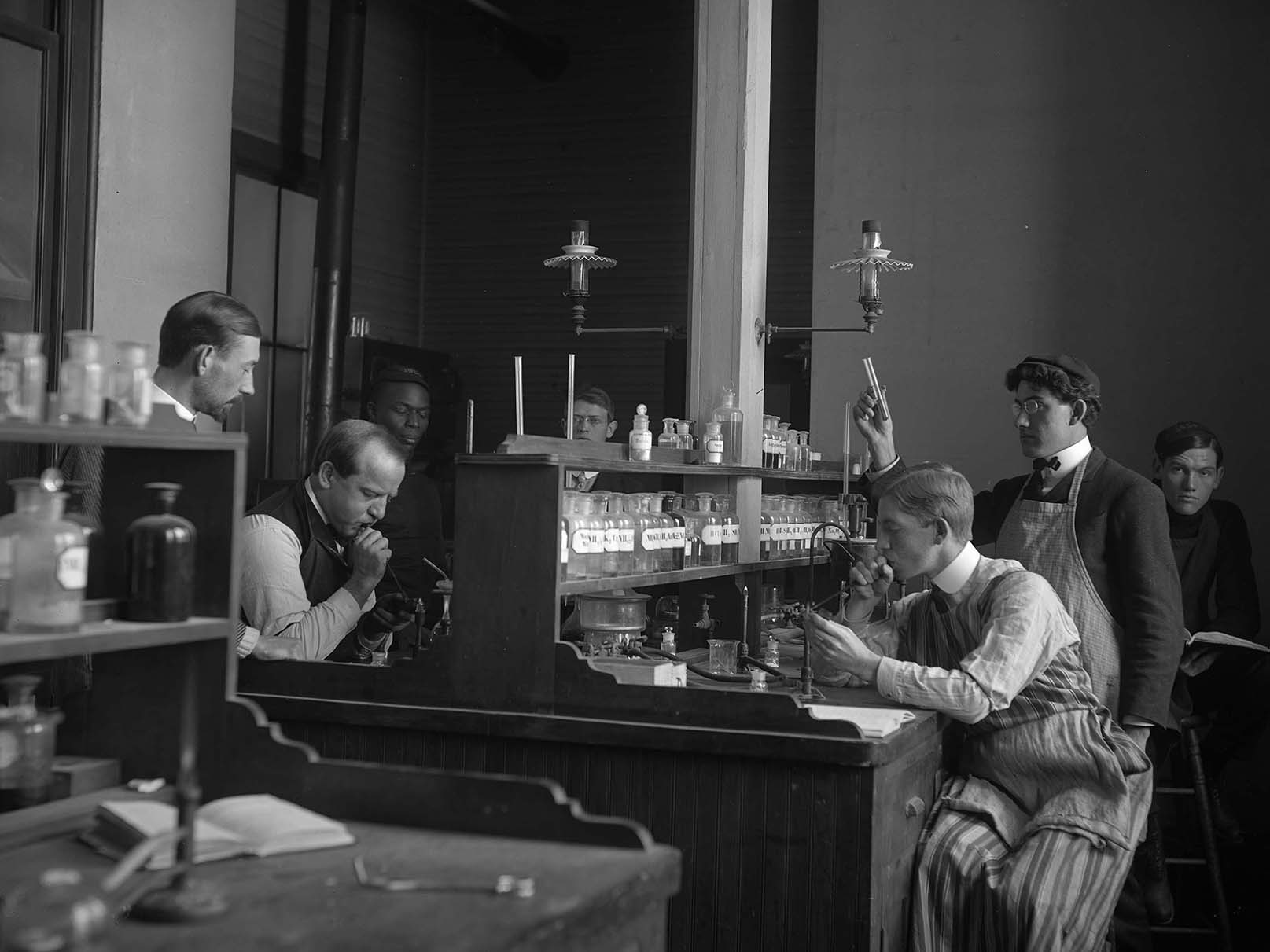 Students in chemistry laboratory, 1904